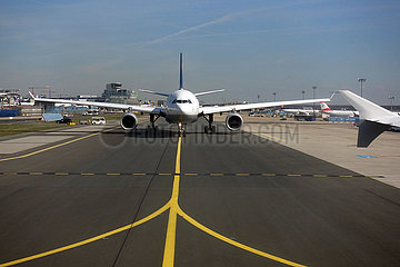 Frankfurt am Main  Deutschland  Airbus A330 der Lufthansa auf einem Taxiway des Frankfurt Airport