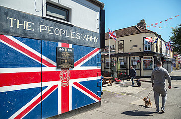Grossbritannien  Belfast - Union Jack mit Bezug zur Britischen Armee  Shankill Road  protestantischer Teil von West Belfast