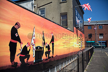 Grossbritannien  Belfast - Wandbild des Red Hand Commando  Shankill Road  protestantischer Teil von West Belfast