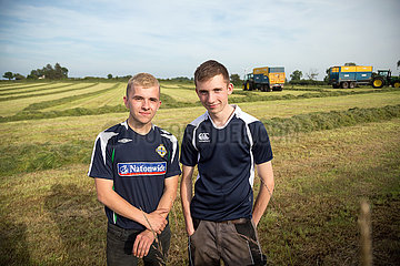 Grossbritannien  Nordirland  Ballygalley - Jugendliche einer Bauernfamilie bei einer Pause bei der Ernte