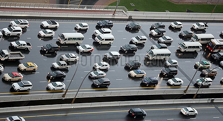 Dubai  Vereinige Arabische Emirate  Autos auf der Sheikh Zayed Road