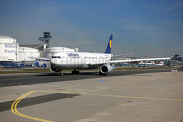 Frankfurt am Main  Deutschland  Airbus A330 der Lufthansa auf einem Taxiway des Frankfurt Airport