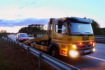 Hamburg  Deutschland  Auto wird auf der A 24 mit einem LKW des ADAC abgeschleppt