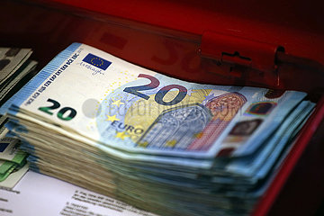 Halle (Saale)  Deutschland  20-Euroscheine in einer Geldkassette