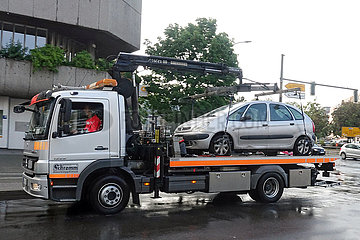 Berlin  Deutschland  Auto auf dem LKW eines Abschleppdienstes
