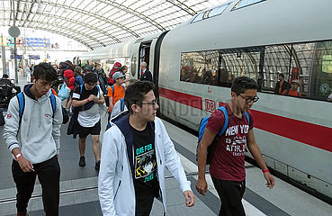 Berlin  Deutschland  Reisende auf einem Bahnsteig im Hauptbahnhof