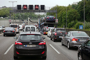 Berlin  Deutschland  Stau vor dem Tunnel Innsbrucker Platz auf der A100