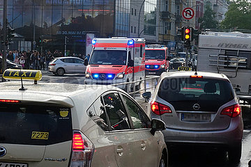 Berlin  Deutschland  Rettungswagen des Malteser Hilfsdienst und Notarzt der Berliner Feuerwehr im Einsatz