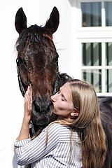 Hamburg  Deutschland  Maedchen kuesst einem Pferd