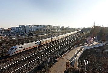 Berlin  Deutschland  ICE auf freier Strecke am Bahnhof Suedkreuz