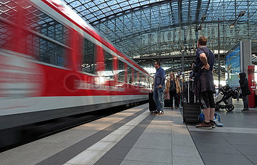 Berlin  Deutschland  Reisende bei der Einfahrt eines Interregio-Express im Hauptbahnhof auf dem Bahnsteig