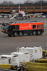 Berlin  Deutschland  Flughafenfeuerwehr auf dem Vorfeld des Flughafen Tegel