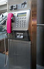 Berlin  Deutschland  Telefonstele der Telekom im Hauptbahnhof