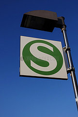 Berlin  Deutschland  Hinweisschild auf eine S-Bahnstation