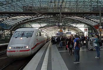 Berlin  Deutschland  ICE faehrt im Hauptbahnhof ein