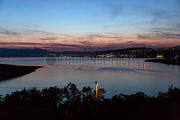 Kroatien  Rijeka - Blick von Halbinsel Krk auf Rijeka