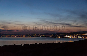Kroatien  Rijeka - Blick von Halbinsel Krk auf Rijeka  rechts Oel-Raffinerie