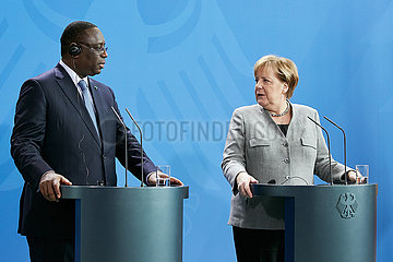 Berlin  Deutschland - Macky Sall  Staatspraesident der Republik Senegal und Bundeskanzlerin Angela Merkel.