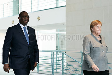 Berlin  Deutschland - Macky Sall  Staatspraesident der Republik Senegal und Bundeskanzlerin Angela Merkel.