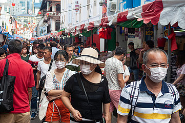 Singapur  Republik Singapur  Menschen mit Mundschutz auf einem belebten Basar in Chinatown