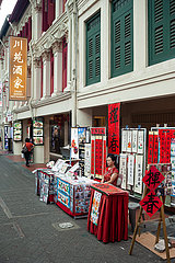 Singapur  Republik Singapur  Spruchbaender mit chinesischen Schriftzeichen in Chinatown
