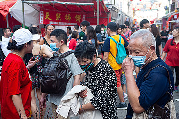 Singapur  Republik Singapur  Menschen mit Mundschutz auf einem belebten Basar in Chinatown