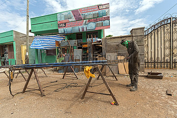 Adama  Oromiyaa  Aethiopien - Schlosser arbeitet auf der Strasse