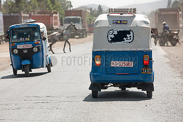Adama  Oromiyaa  Aethiopien - Blaue Bajaj Taxis