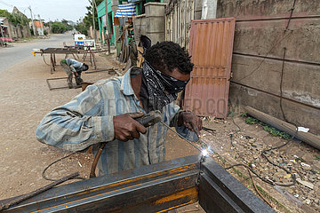 Adama  Oromiyaa  Aethiopien - Schlosser schweisst auf der Strasse
