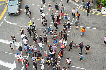 Singapur  Republik Singapur  Fussgaenger ueberqueren eine Strasse in Chinatown