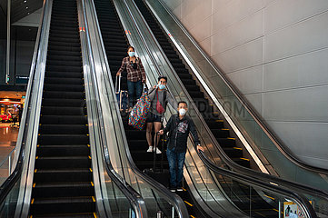 Singapur  Republik Singapur  Flugreisende mit Mundschutz kommen am Flughafen Changi an