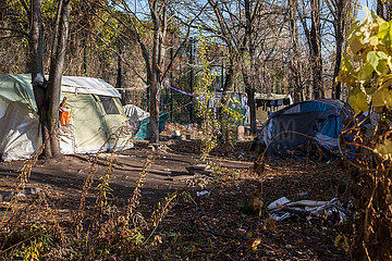 Zelte von Obdachlosen am Paul-und-Paula-Ufer in Berlin-Rummelsburg