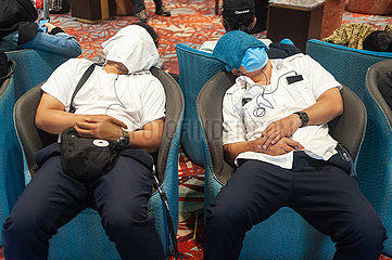 Singapur  Republik Singapur  Wartende Flugreisende schlafen am Flughafen Changi in Sesseln