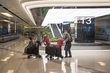 Singapur  Republik Singapur  Flugreisende mit Mundschutz kommen am Flughafen Changi an
