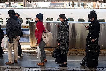 Nagoya  Japan  Bahnreisende warten am Bahnsteig auf den Shinkansen-Schnellzug