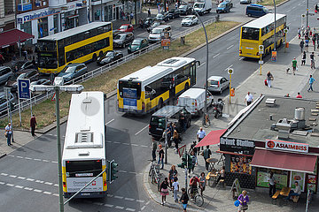 Berlin  Deutschland  Busverkehr auf der Muellerstrasse am Leopoldplatz