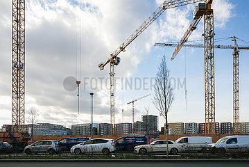 Neubauten an der Lehrterstrasse und Kraene fuer das Quartier Heidestrasse und Stau in der Europa-City in der Heidestrasse in Berlin-Moabit