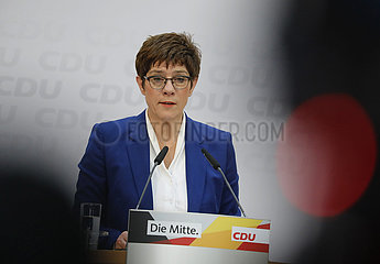 Annegret Kramp-Karrenbauer - Pressekonferenz mit der Ankuendigung auf den Verzicht der Kanzlerkandidatur und des Parteivorsitzes  CDU-Zentrale