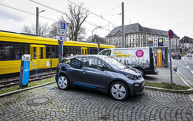 BMW Elektroauto steht an der Mobilstation Landgericht an einer Stromladestation in Essen Ruettenscheid  Ruhrgebiet  Nordrhein-Westfalen  Deutschland