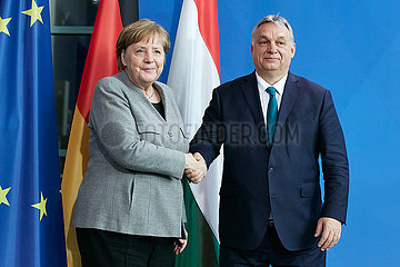Berlin  Deutschland - Bundeskanzlerin Angela Merkel begruesst Viktor Orban  den ungarischen Ministerpraesidenten.