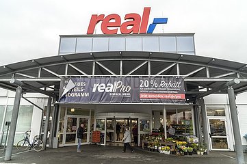 real - Filiale Eingang