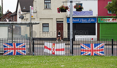 Grossbritannien  Belfast - Union Jacks und Ulster Banner  Newtownards Road  Protestantischer Teil von East Belfast