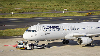 Lufthansa  Airbus A321 Flugzeug startet am Duesseldorfer Flughafen  Duesseldorf  Nordrhein-Westfalen  Deutschland  Europa