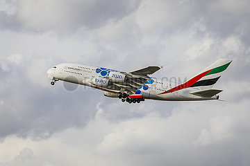 Emirates Airbus A380 startet am Duesseldorfer Flughafen  Duesseldorf  Nordrhein-Westfalen  Deutschland  Europa