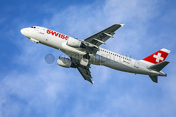 Swiss Airbus A320 Flugzeug startet am Flughafen DUS  Duesseldorf  Nordrhein-Westfalen  Deutschland  Europa