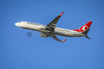 Turkish Airlines Boing 737-800 Flugzeug startet am Flughafen DUS  Duesseldorf  Nordrhein-Westfalen  Deutschland  Europa
