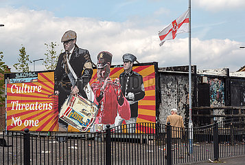 Grossbritannien  Belfast - Proestantisches Plakat einer flute band am Dr Pitt Memorial Park in East Belfast