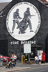 Grossbritannien  Belfast - Militante  politische Wandmalerei der UVF  protestantisches East Belfast