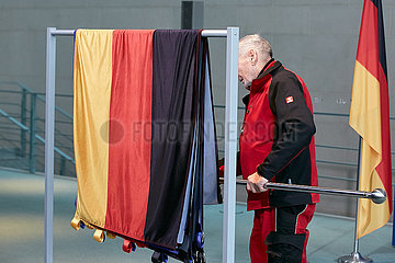Berlin  Deutschland - Flaggenwechsel im Kanzleramt durch einen Mitarbeiter am Ende eines Pressetermines.