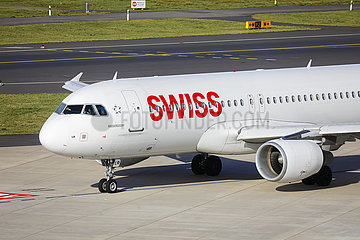 Swiss Airbus A320 Flugzeug startet am Flughafen DUS  Duesseldorf  Nordrhein-Westfalen  Deutschland  Europa